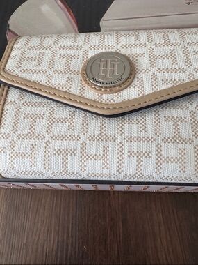 Tommy Hilfiger Cream and Tan Signature Envelope Wallet